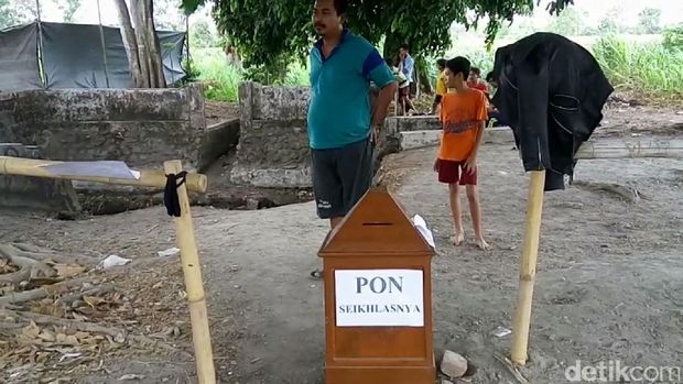 Pengunjung diharapkan memberikan uang seikhlasnya untuk memasuki area Umbul Buto.