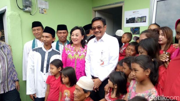 Gubernur DKI Djarot S Hidayat menyerahkan kunci 67 rumah hasil bedah ke warga Cilincing.