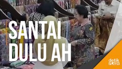 Kelar Berpolitik, Megawati Jajan Batik di Sidoarjo Kelar Berpolitik, Megawati Jajan Batik di Sidoarjo