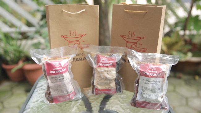 Melihat Cara Pembuatan Rendang Tradisional ala 'Uni Farah' Melihat Cara Pembuatan Rendang Tradisional ala 'Uni Farah'