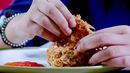 3 Cara Orang Makan Fried Chicken 3 Cara Orang Makan Fried Chicken