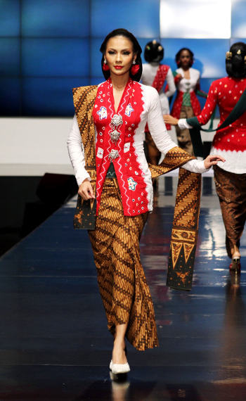 9 Karya Terbaru Anne Avantie di Indonesia Fashion Week 