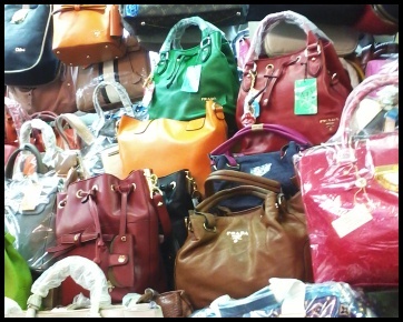 Menelusuri Penjualan Tas KW di Mangga Dua Menelusuri Penjualan Tas KW di Mangga Dua
