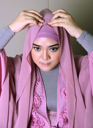 Tutorial Hijab untuk Tampilan Menawan Saat Idul Fitri 4 Tutorial Hijab untuk Tampilan Menawan Saat Idul Fitri 4