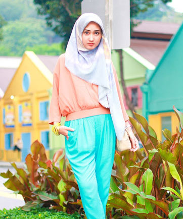 Dian Pelangi Konsisten Ciptakan Baju Berwarna-warni Dian Pelangi Konsisten Ciptakan Baju Berwarna-warni