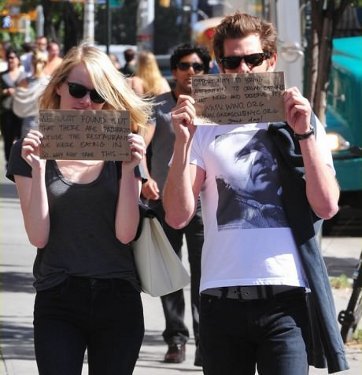 Emma Stone & Andrew Garfield Manfaatkan Paparazzi untuk Sebar Kebaikan Emma Stone & Andrew Garfield Manfaatkan Paparazzi untuk Sebar Kebaikan