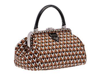 Prada Luncurkan Tas Limited Edition untuk Fashion Week Prada Luncurkan Tas Limited Edition untuk Fashion Week