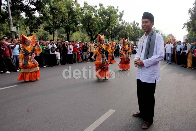 Berbaju Koko, Jokowi Lepas Kirab Budaya - 2