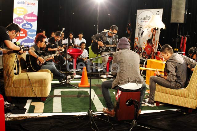LIVECHATkustik detikForum bareng band Last Child. LIVECHATkustik detikForum bareng band Last Child.
