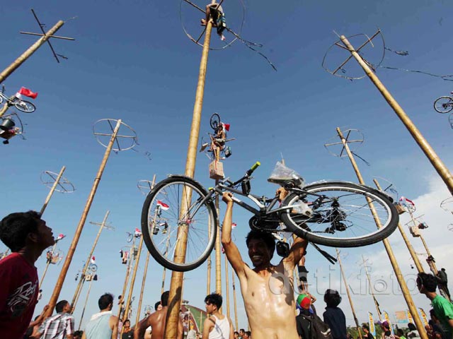 Meriahnya Panjat Pinang Massal di Ancol