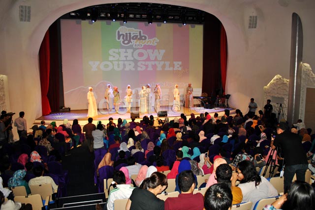 Show Your Style Night Indosat Mentari Hijab Hunt 2013 digelar di The Ice Palace, Lotte Shopping Avenue, Jakarta Selatan. Show Your Style Night Indosat Mentari Hijab Hunt 2013 digelar di The Ice Palace, Lotte Shopping Avenue, Jakarta Selatan.