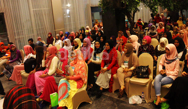 Ratusan hijabers mengikuti audisi Sunsilk Hijab Hunt di kota Surabaya. Ratusan hijabers mengikuti audisi Sunsilk Hijab Hunt di kota Surabaya.