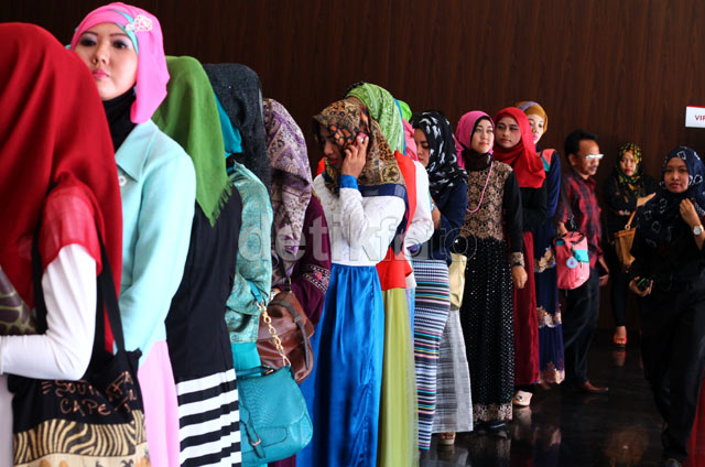 Antrian para Hijabers terlihat saat audisi digelar di Santika Premiere Dyandra Hotel & Convention Center.
Antrian para Hijabers terlihat saat audisi digelar di Santika Premiere Dyandra Hotel & Convention Center.