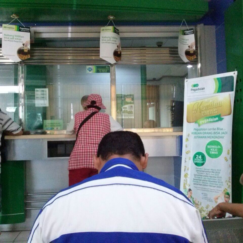 Ramai Tebus Barang di Pegadaian Jelang Lebaran