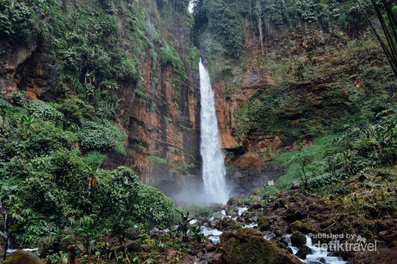 Menikmati Segarnya Air Terjun Kapas Biru di Lumajang