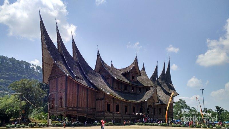 Bertandang ke Istana Raja di Ranah Minang
