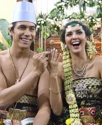 Pulang Resepsi, Donna-Darius Kerokan Pulang Resepsi, Donna-Darius Kerokan