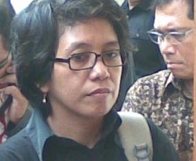 Suciwati Bersitegang dengan Desmond J Mahesa Suciwati Bersitegang dengan Desmond J Mahesa