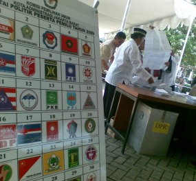 Istri Pertama Anis Matta: Seruan Boikot Caleg Poligami Fitnah Feminis Istri Pertama Anis Matta: Seruan Boikot Caleg Poligami Fitnah Feminis