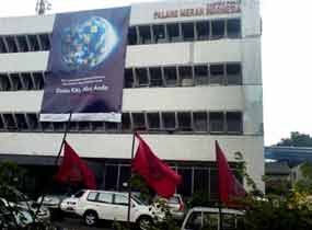 Kantor Pusat PMI Marak Bendera PDIP Kantor Pusat PMI Marak Bendera PDIP