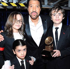 Terima Piala, Keluarga Jackson Tak Diundang ke Grammy Terima Piala, Keluarga Jackson Tak Diundang ke Grammy