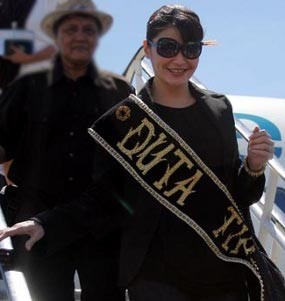 Temui Menpora Timor Leste, Tamara Bleszynski Diberi \Rumah Adat\ Temui Menpora Timor Leste, Tamara Bleszynski Diberi \Rumah Adat\