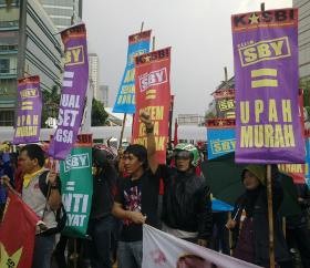 Buruh Usung \Kepala Babi\ ke Istana Merdeka Buruh Usung \Kepala Babi\ ke Istana Merdeka
