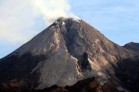 Merapi \Batuk\ Lagi, Hujan Abu Landa Desa di Magelang Merapi \Batuk\ Lagi, Hujan Abu Landa Desa di Magelang