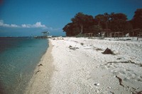 Pinggiran pantai di pulau samalona Pinggiran pantai di pulau samalona