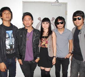 Geisha Tak Masalah Jika Hanya Momo yang Lebih Dikenal Geisha Tak Masalah Jika Hanya Momo yang Lebih Dikenal