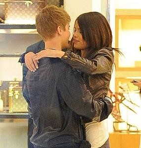 Justin Bieber & Selena Gomez Cuek Bermesraan di Pusat Perbelanjaan Justin Bieber & Selena Gomez Cuek Bermesraan di Pusat Perbelanjaan
