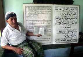 Wah! Surat Yasin Raksasa Untuk Almarhum Istri Tercinta Wah! Surat Yasin Raksasa Untuk Almarhum Istri Tercinta