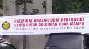 Spanduk di SPBU Tak Mempan \Rayu\ Mobil Mewah Pakai Pertamax Spanduk di SPBU Tak Mempan \Rayu\ Mobil Mewah Pakai Pertamax