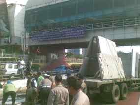 Ketinggian Muatan Truk Lebihi Batas Maksimal Portal Underpass Pondok Indah Ketinggian Muatan Truk Lebihi Batas Maksimal Portal Underpass Pondok Indah