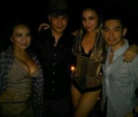 Manohara Anggap Wajar Foto Seksi Bareng Ibunda Manohara Anggap Wajar Foto Seksi Bareng Ibunda