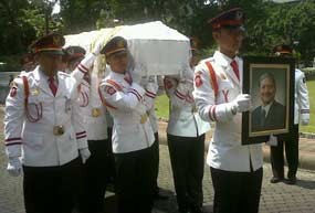 Jenazah Budi Rochadi Tiba di Bank Indonesia Jenazah Budi Rochadi Tiba di Bank Indonesia