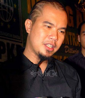 Giliran Dul yang Minggat dari Rumah Ahmad Dhani? Giliran Dul yang Minggat dari Rumah Ahmad Dhani?