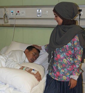 Uje Dipaksa Istri Masuk Rumah Sakit Uje Dipaksa Istri Masuk Rumah Sakit