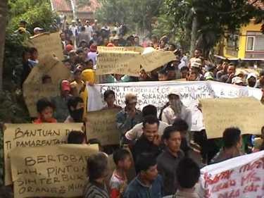 Gerbang Sekolah Disegel, Siswa MTs Tak Bisa Belajar Gerbang Sekolah Disegel, Siswa MTs Tak Bisa Belajar