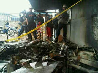 Karyawan PT Nexus Batam Unjuk Rasa, Pos Satpam Dibakar Karyawan PT Nexus Batam Unjuk Rasa, Pos Satpam Dibakar