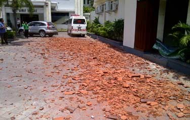 Bali Gempa, Runtuhan Beton Ruko Timpa Mobil Hingga Penyok Bali Gempa, Runtuhan Beton Ruko Timpa Mobil Hingga Penyok
