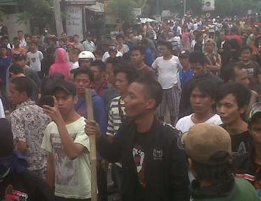 Tawuran Pecah di Jl Arjuna Utara, Lalin Tol Tomang Tersendat Tawuran Pecah di Jl Arjuna Utara, Lalin Tol Tomang Tersendat