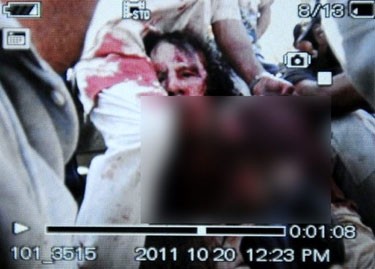 Foto Mayat Khadafi Beredar Pasca Penembakan Foto Mayat Khadafi Beredar Pasca Penembakan