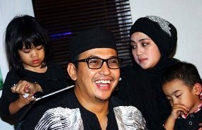 Ustad Jeffry Digosipkan Nikahi Pramugari Ustad Jeffry Digosipkan Nikahi Pramugari