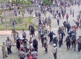 Demo di Batam Ricuh Lagi, Aparat Tembaki Buruh dengan Peluru Karet Demo di Batam Ricuh Lagi, Aparat Tembaki Buruh dengan Peluru Karet