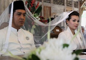 Perjalanan Kisah Cinta Dewi Sandra & Agus Rahman Perjalanan Kisah Cinta Dewi Sandra & Agus Rahman