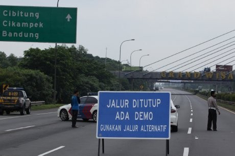 Diblokir Buruh, Tol Cikampek Macet Hingga 30 Km Diblokir Buruh, Tol Cikampek Macet Hingga 30 Km