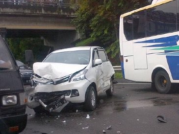 18 Kendaraan Tabrakan Beruntun di Tol Jagorawi 18 Kendaraan Tabrakan Beruntun di Tol Jagorawi