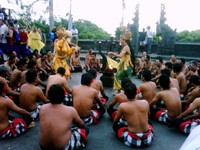 Pertunjukan Tari di Pura Uluwatu Pertunjukan Tari di Pura Uluwatu