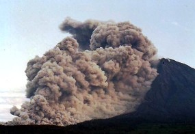 Semburkan Wedhus Gembel, Status Gunung Semeru Dinaikkan ke Siaga Semburkan Wedhus Gembel, Status Gunung Semeru Dinaikkan ke Siaga